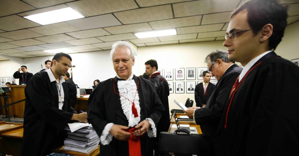 19.nov.2012 - O advogado de defesa do goleiro Bruno, Rui Pimenta (centro), conversa com seus colegas no Fórum Pedro Aleixo, em Contagem (MG)