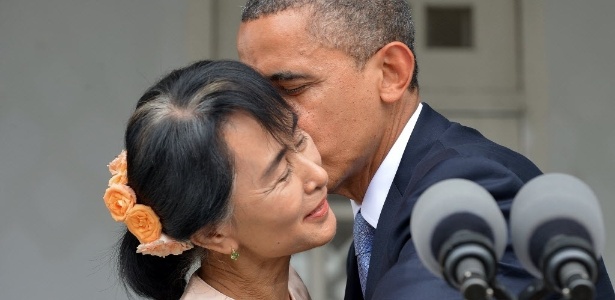 Obama beija a líder opositora de Mianmar, Aung San Suu Kyi, durante visita histórica ao país - Jewel Samad/AFP