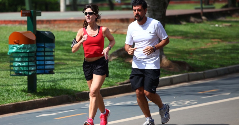 19.nov.2012 - Paulistanos aproveitam o calor em São Paulo para correr no parque do Ibirapuera, na manhã desta segunda-feira (19), véspera de feriado na cidade