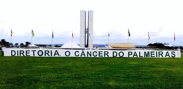 Mancha Verde coloca faixa de protesto na Esplanada dos Ministérios, em Brasília - Exclusivo UOL Esporte