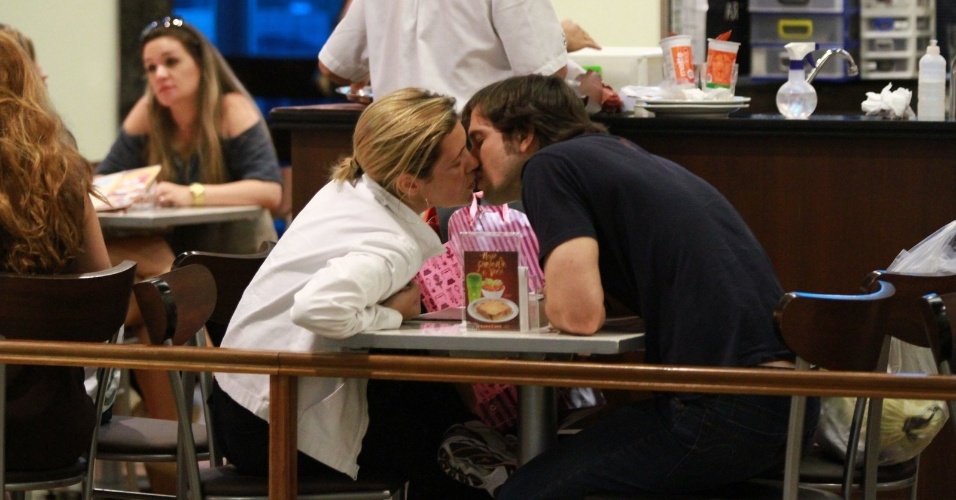 Adriana Esteves e Vladimir Brhichita se beijam em café durante passeio em shopping da Barra da Tijuca, no Rio (19/11/2012)