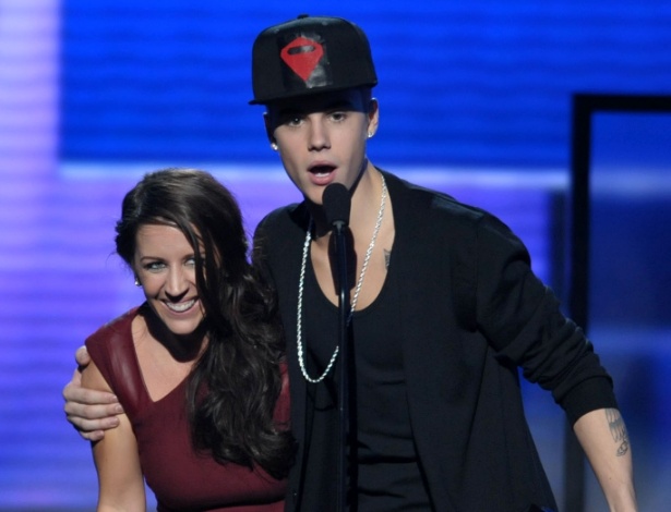 Cantor Justin Bieber ganha troféu de melhor artista do ano na 40º edição do American Music Awards e comemora ao lado da mãe, Pattie Malette (18/11/12) - John Shearer/Invision/AP