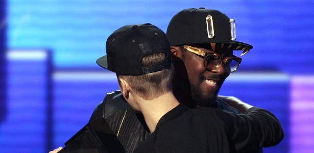 Justin Bieber recebe abraço do músico Will.i.am no 40°edição do American Music Awards, em novembro de 2012 - Matt Sayles/Invision/AP