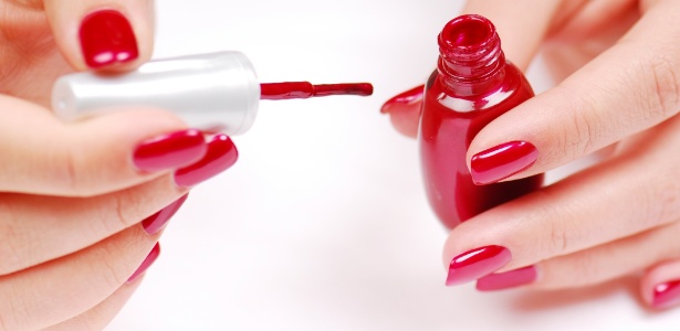 O vermelho e o branco aparecem como as cores de esmaltes mais vendidas no Brasil - Thinkstock