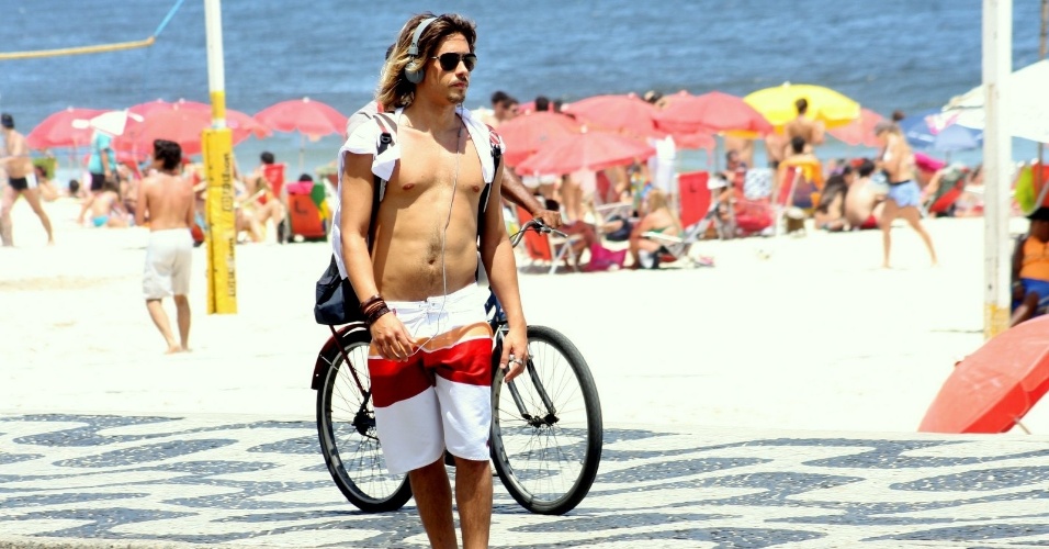 Ivan Mendes, o Pepeu de "Salve Jorge", passeou pela orla da praia do Leblon, zona sul do Rio (19/11/12)