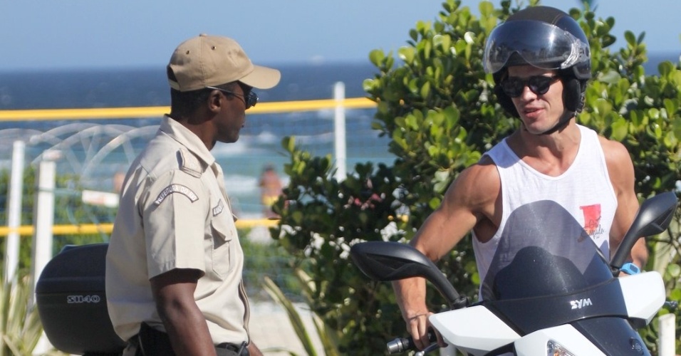 José Loreto é abordado por guarda municipal em praia no Rio de Janeiro. O ator, que interpretou Darkson em "Avenida Brasil" quase teve a moto apreendida por estar parado em local proibido (19/11/12) 