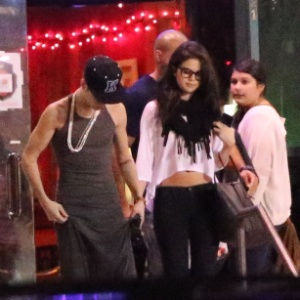Justin Bieber e Selena Gomez saíram para jantar em um restaurante na Califórnia (16/11/12). Os cantores que estão separados deixaram o local em carros separados. Ao chegar na residência de Selena, Justin foi impedido de entrar e chegou a passar um tempo parado no portão