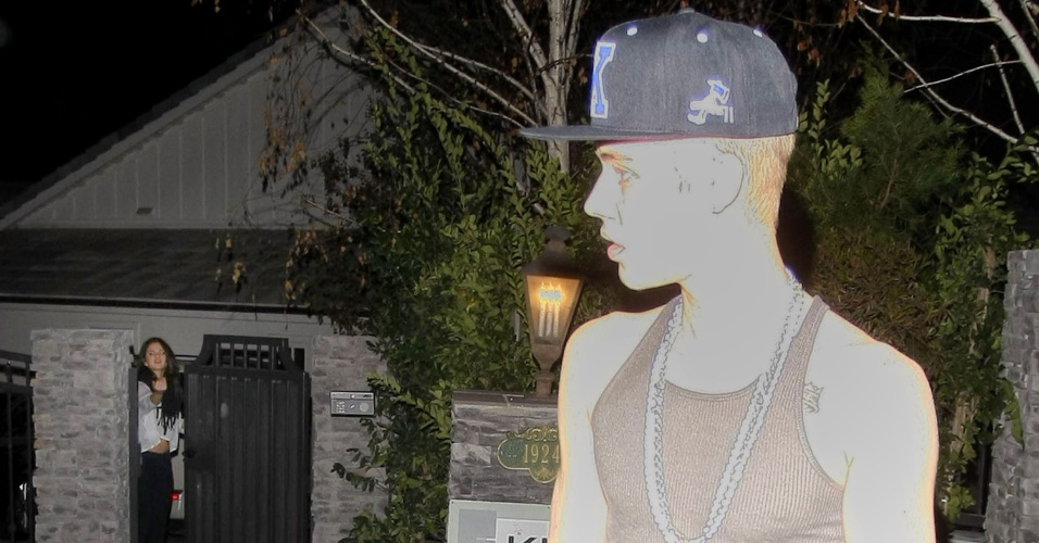 Justin Bieber e Selena Gomez saíram para jantar em um restaurante na Califórnia (16/11/12). Os cantores que estão separados deixaram o local em carros separados. Ao chegar na residência de Selena, Justin foi impedido de entrar e chegou a passar um tempo parado no portão