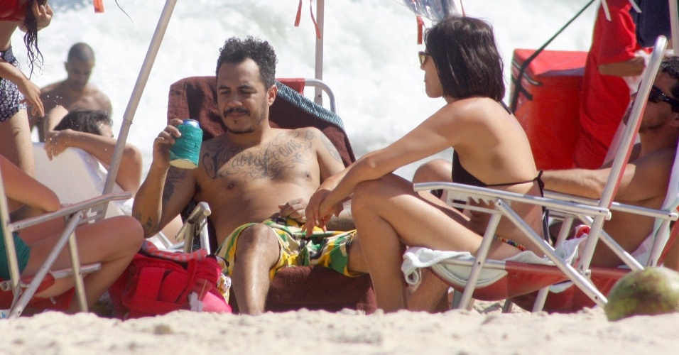 Marcelo D2 aproveitou a segunda-feira para ir à praia do Leblon, zona sul do Rio (19/11/12). O cantor estava acompanhado de uma amiga