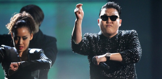 O músico Psy dança o hit "Gangnam Style" na 40º edição do American Music Awards, em Los Angeles (18/11/12) - Matt Sayles/Invision/AP