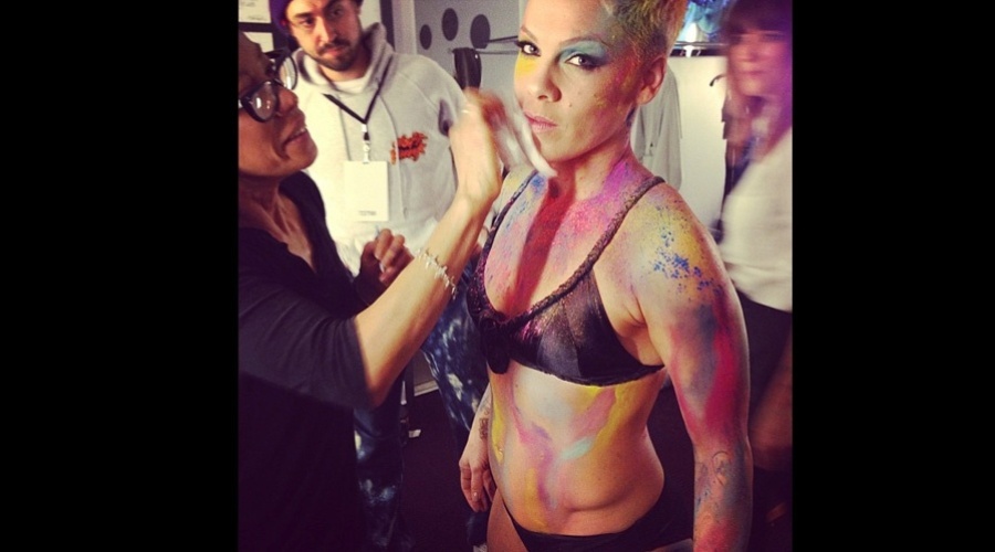 Pink desfilou de calcinha e sutiã pelos bastidores do American Music Awards que aconteceu em Los Angeles, EUA (19/11/12). 