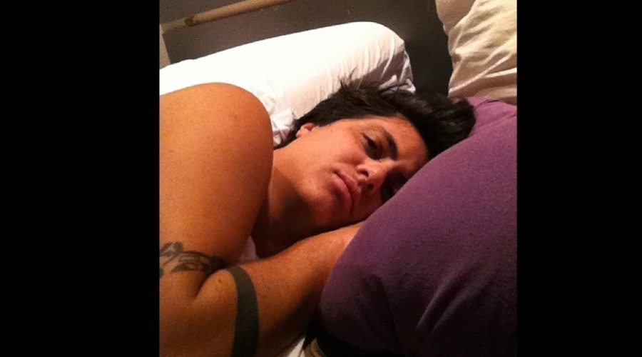 Thammy Miranda divulgou uma imagem onde aparece deitada na cama com aparência abatida (19/11/12)