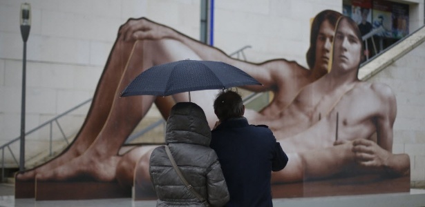 Turistas fotografam obra do austríaco Ilse Haider na frente do Museu Leopold (16/10/12) - AFP