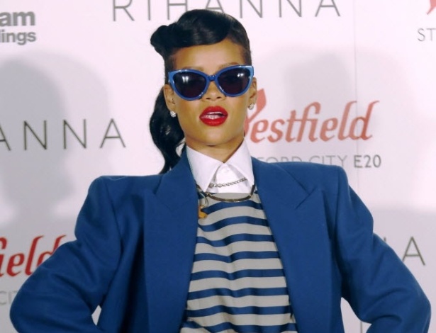 Vestida com conjunto listrado, Rihanna posa antes de cantar na inauguração da decoração de Natal de um shopping em Stratford, Londres (19/11/12) 