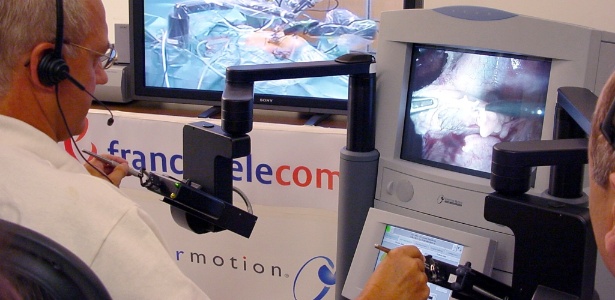 O francês Jacques Marescaux conduz uma cibercirugia com ajuda de dois braços robóticos - France Telecom/Ircad/Reuters