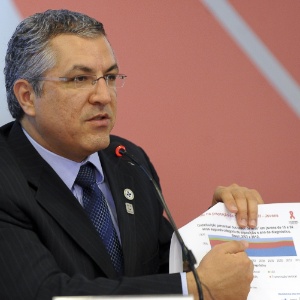 O ministro Alexandre Padilha analisa dados do boletim epidemiológico do HIV no Brasil - Elza Fiuza/ABr