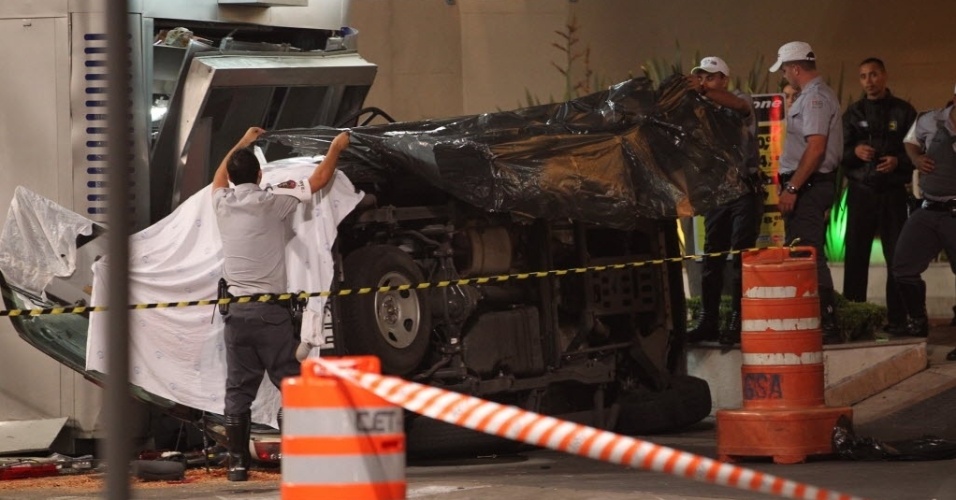 20.nov.2012 - Um carro da Polícia Militar capotou na avenida Paulista, na Bela Vista, em São Paulo (SP), depois de perseguição a suspeitos na via. Três pessoas ficaram feridas, entre elas um PM