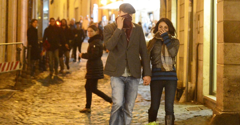 Ashton Kutcher e Mila Kunis fizeram um passeio pelas ruas de Roma, na Itália (19/11/12). Ao perceberem a presença do paparazzo, os atores tentaram esconder seus rostos. Mila está na cidade rodando o filme 