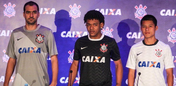Danilo, Romarinho e Zizao posam com a camisa com o patrocínio da Caixa - WILLIAM VOLCOV/BRAZIL PHOTO PRESS/ESTADÃO CONTEÚDO