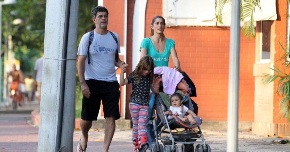 Eduardo Moscovis e a mulher Cynthia Howlet passeiam com as filhas na Lagoa Rodrigo de Freitas no Rio de Janeiro (20/11/12)