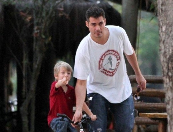 Thiago Lacerda ajuda o filho Gael a andar de bicicleta na Lagoa Rodrigo de Freitas, no Rio de Janeiro (20/11/12)