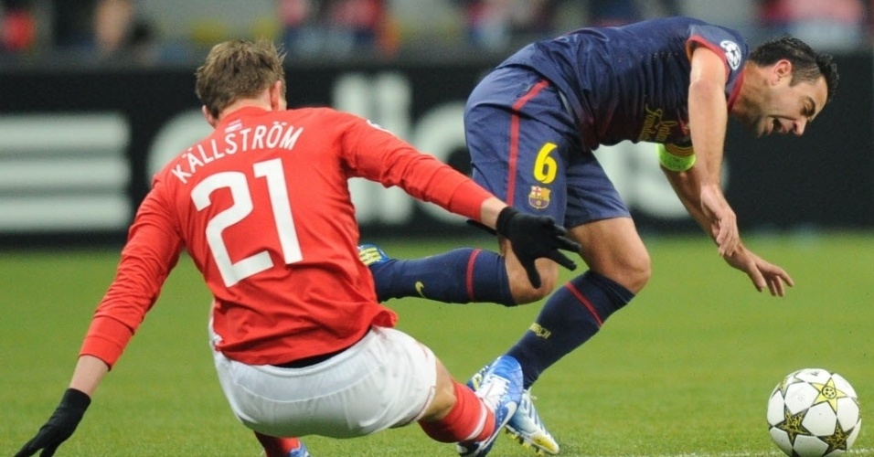 Xavi (dir.), meia espanhol do Barcelona, sofre a falta cometida por Kim Kallstrom, do Spartak Moscow, em partida da Liga dos Campeões