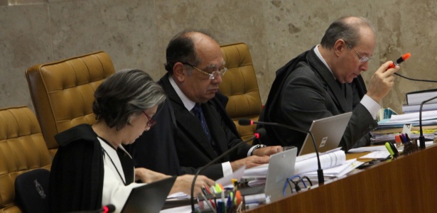Ministra Carmen Lúcia (à esq.), o ministro Gilmar Mendes (centro) e o ministro Celso de Mello acompanham a sessão do julgamento do mensalão em novembro - Antônio Araújo/UOL