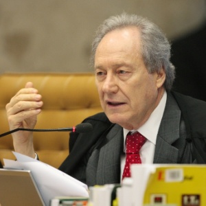 21.nov.2012 - O ministro-revisor do processo do mensalão, Ricardo Lewandowski, participa da sessão de julgamento do caso no STF (Supremo Tribunal Federal) que fixa as penas dos réus condenados. Os ministros do STF determinaram a pena de 3 anos e 8 meses de prisão, além de 10 dias-multa a Rogério Tolentino, advogado do publicitário Marcos Valério, pelo crime de lavagem de dinheiro, na sessão desta quarta-feira - Carlos Humberto/STF