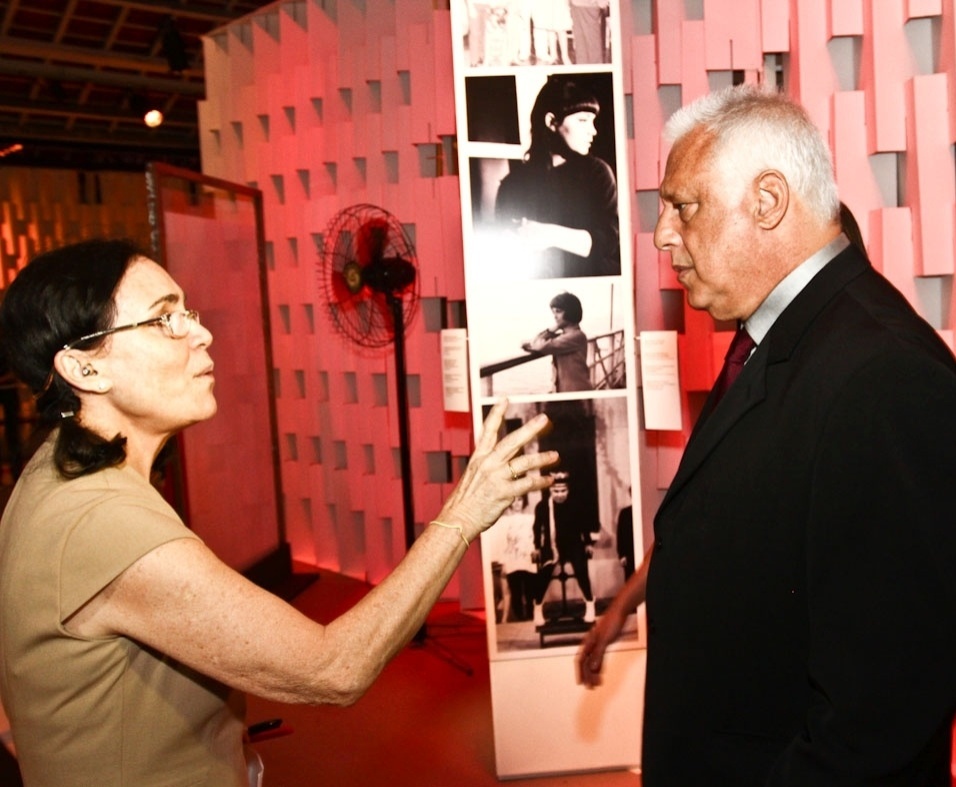 A atriz Regina Duarte encontra Antonio Fagundes em abertura da exposição "Espelho da Arte - A Atriz e o Seu Tempo", em São Paulo (21/11/12)