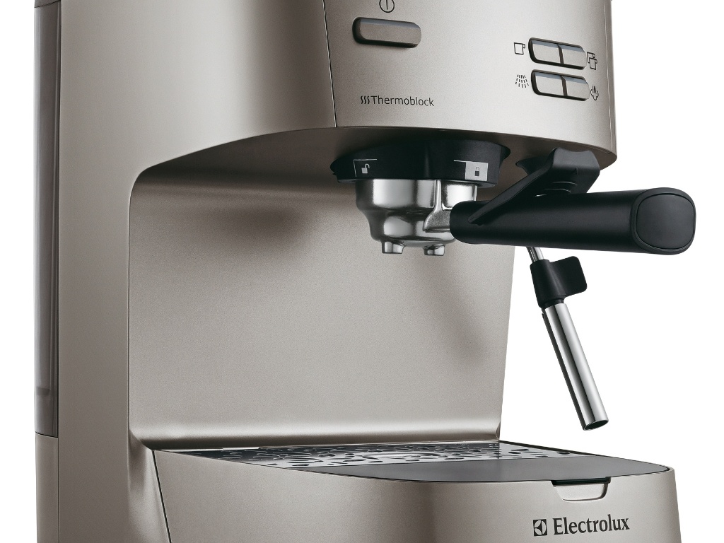 A cafeteira Aroma Espresso Automatic da Electrolux prepara a bebida com o uso de pó ou sachê. O eletrodoméstico possui placa de aquecimento em inox para xícaras, sensor de bandeja cheia e programação automática. Na Casa Eletrolux (11 3465-1400), o produto é vendido por R$ 799 I Preços pesquisados em novembro de 2012 e sujeitos a alterações - Divulgação