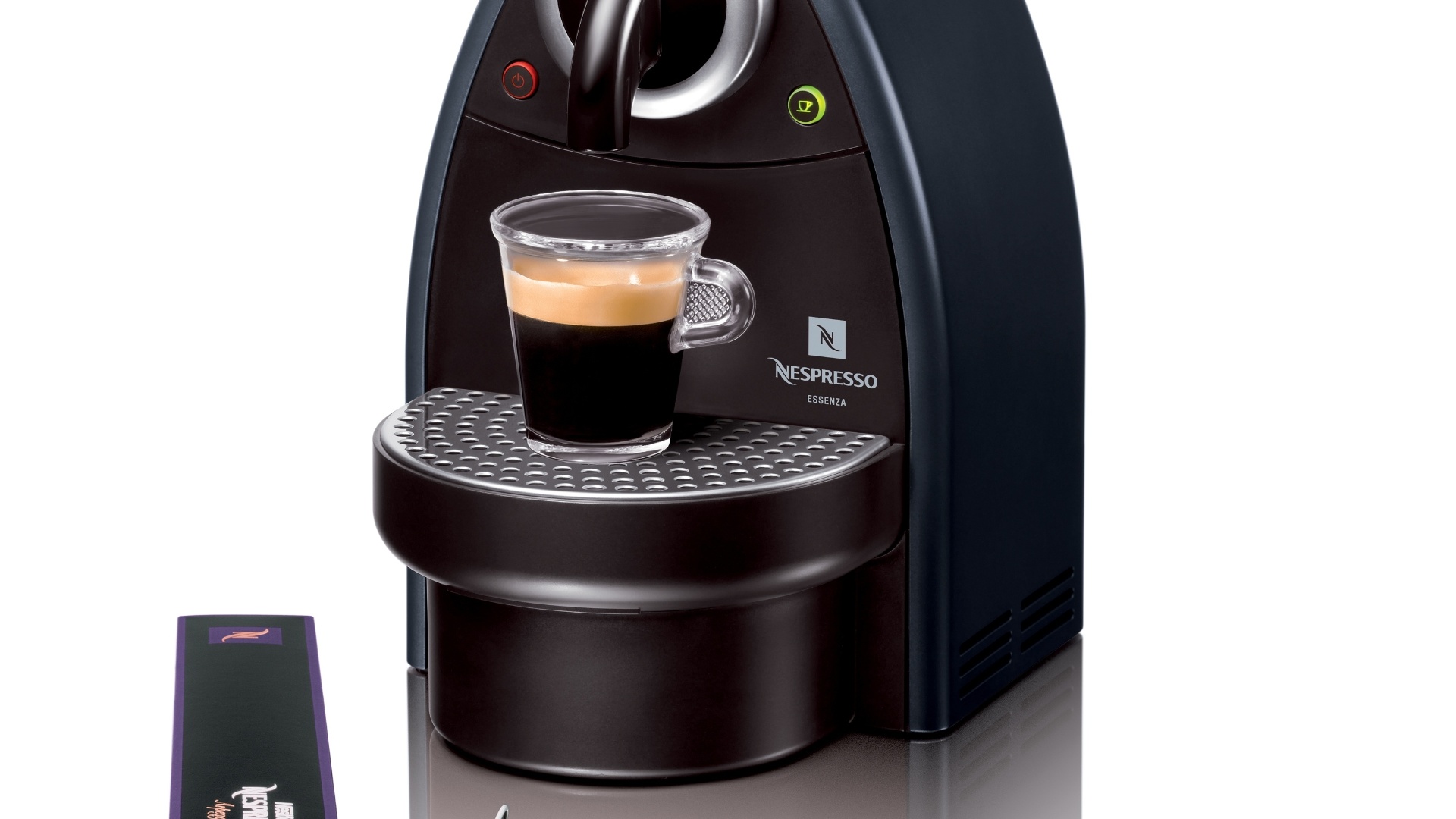 A cafeteira Nespresso Manual possui bomba de alta pressão e controle manual do volume de café. O eletrodoméstico utiliza o sistema de cápsulas e custa R$ 390 na Deguste (21 2249-3617) I Preços pesquisados em novembro de 2012 e sujeitos a alterações - Divulgação