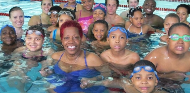 Wanda Butts (no centro) criou a ONG Josh Project que dá aulas gratuitas de natação nos Estados Unidos - Josh Project/Divulgação