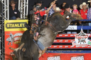Carlinhos Boaventura foi o único peão que parou no touro bandido #ban