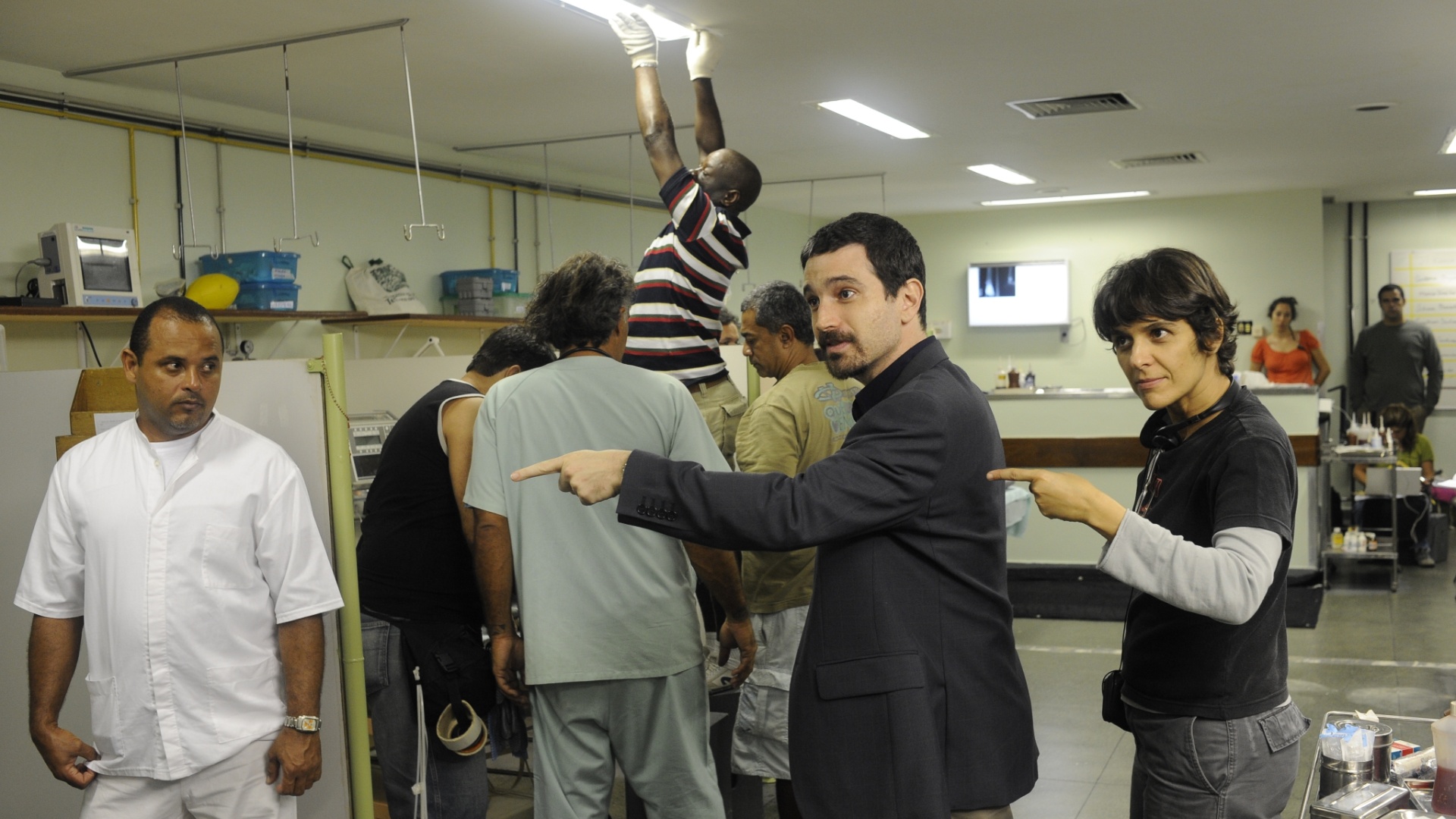 Cineasta Juliana Reis imita Caco Ciocler durante set montado dentro das dependências do hospital Miguel Couto, no Rio de Janeiro, para cenas do filme "Disparos" - Divulgação