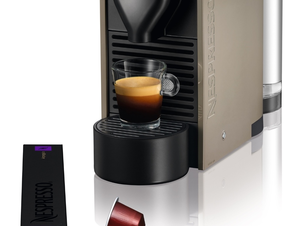 Da Nespresso (SAC 0800 7777 737), a máquina de café U funciona com o uso de cápsulas da própria marca. O preparo da bebida pode ser feito em três tamanhos pré-programados Ristretto, Espresso e Lungo. O produto é vendido por R$ 495 I Preços pesquisados em novembro de 2012 e sujeitos a alterações - Divulgação
