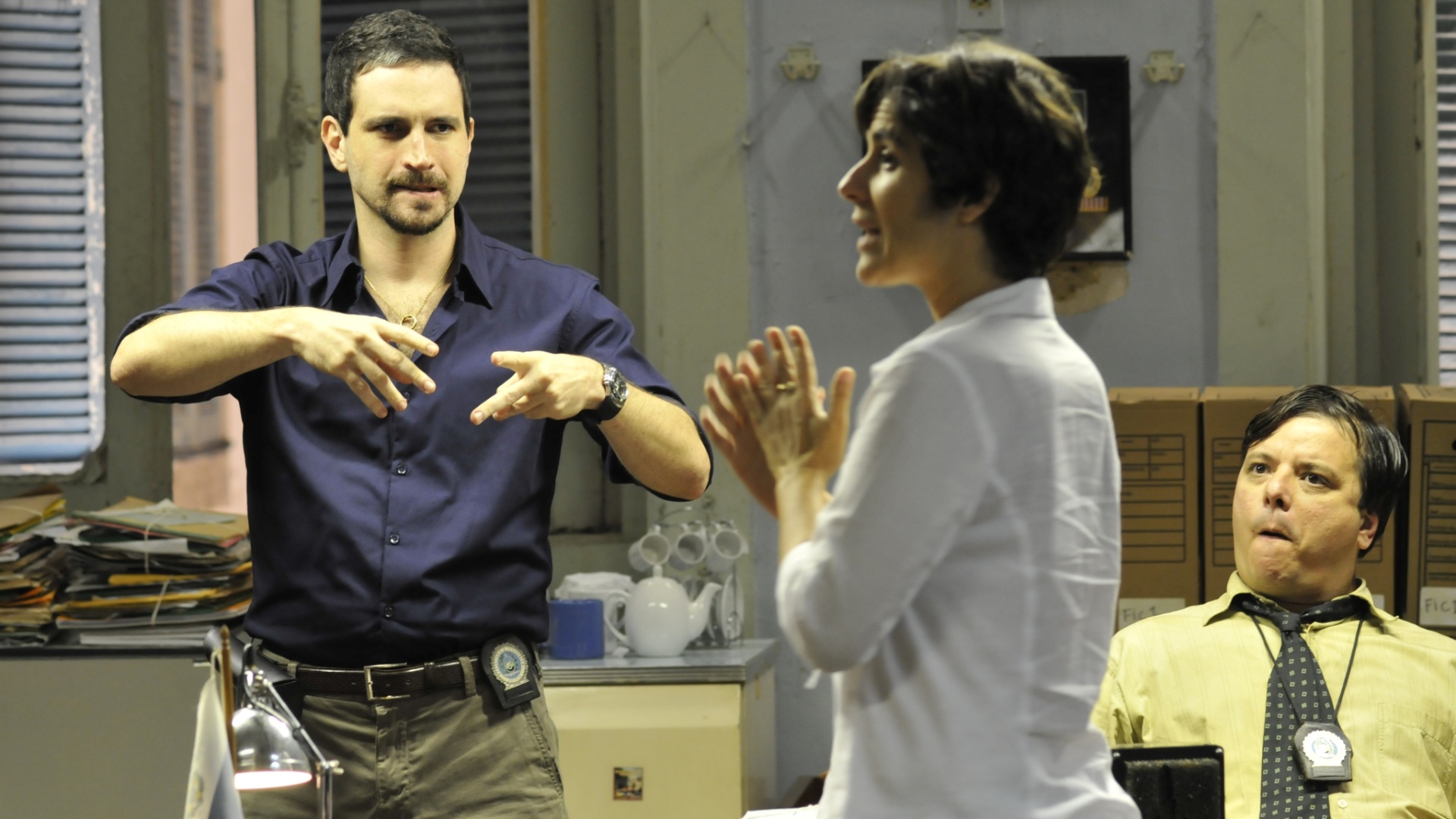 Diretora Juliana Reis coordena cena de "Disparos", filme estrelado por Caco Ciocler (foto) e Gustavo Machado - Divulgação