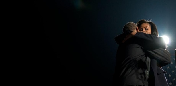 Foto de Obama abraçando Michelle em Des Moines quase foi usada no post mais tuitado da história - Scout Tufankjian/Campanha de Barack Obama