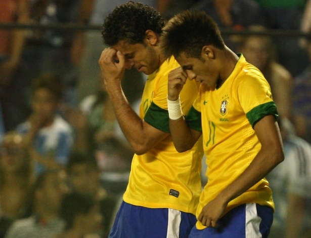 Fred comemora com Neymar seu gol marcado no Superclássico das Américas contra a Argentina