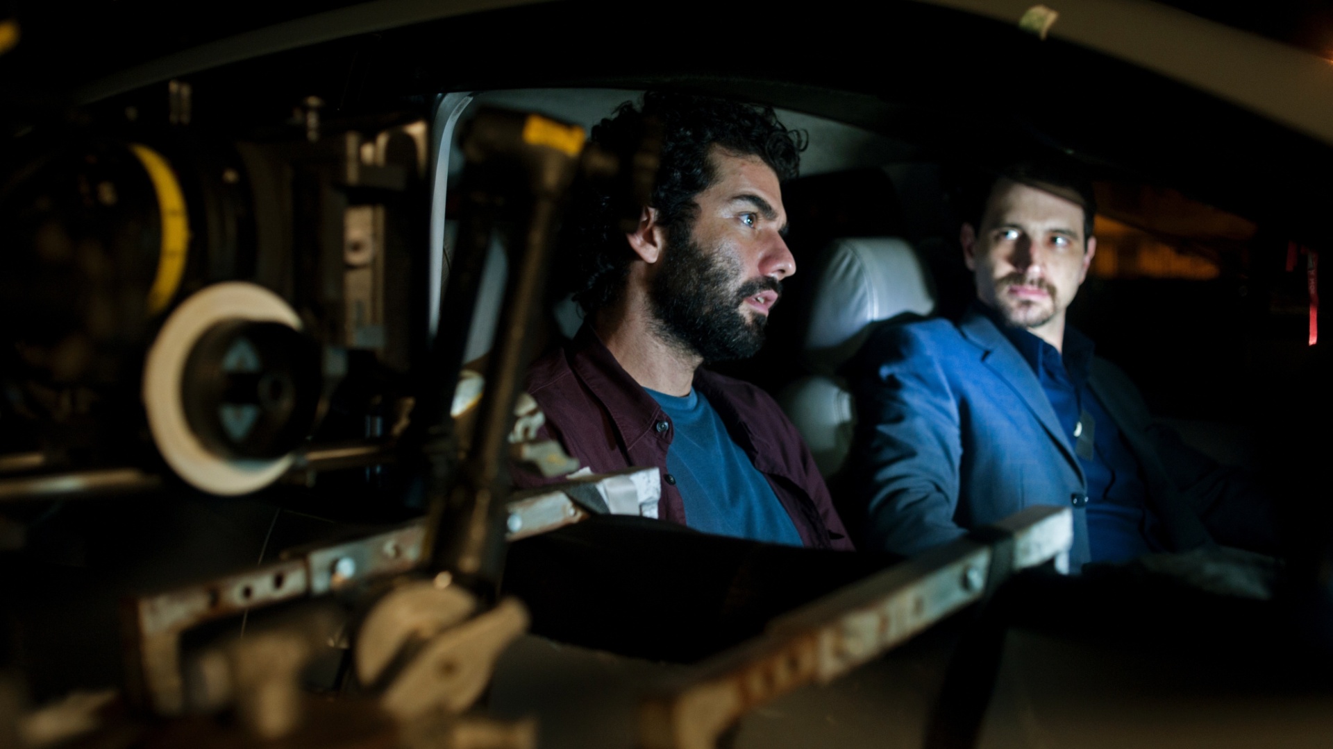 Gustavo Machado (à esquerda) e Caco Ciocler contracenam em "Disparos" - Divulgação