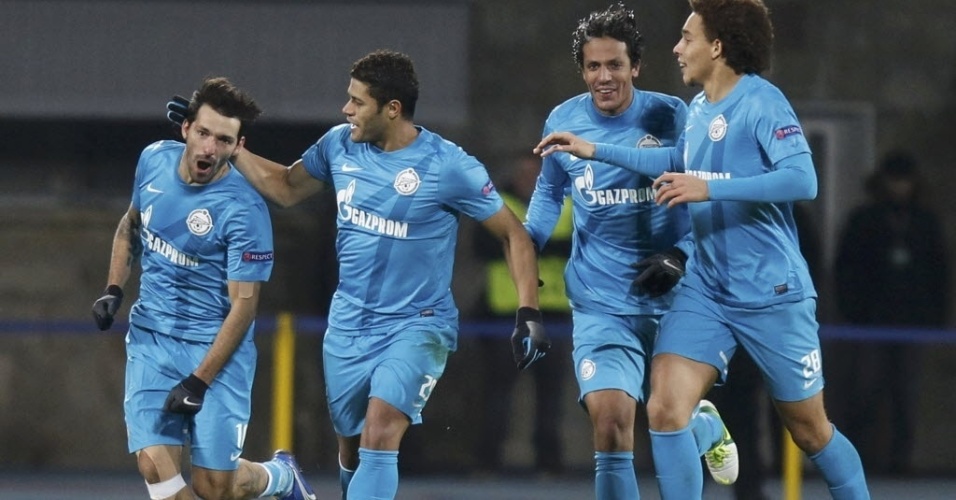 Hulk e jogadores do Zenit comemoram gol marcado por Danny (esq.), na partida da Liga dos Campeões contra o Málaga