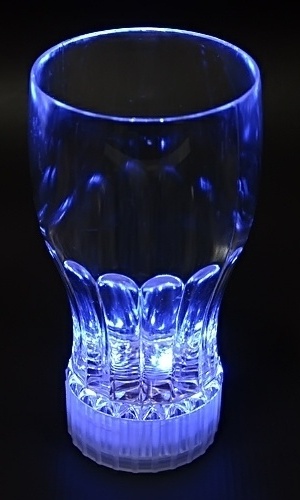 Imagem de copo com pisca-pisca para divertir os convidados do casamento da Mister Festas - Divulgação/Mister Festas