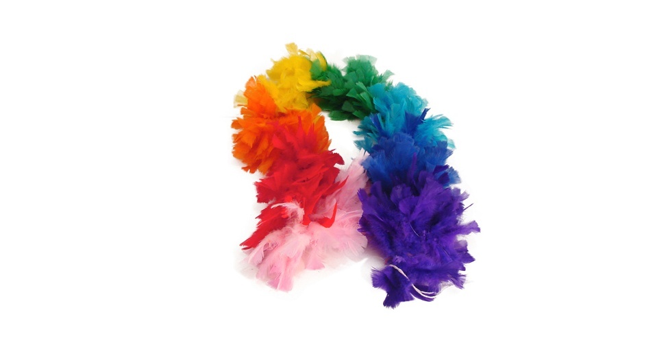 Imagem de estola arco-íris para divertir os convidados do casamento da Brilhos Fantasias - Divulgação/Brilhos Fantasias