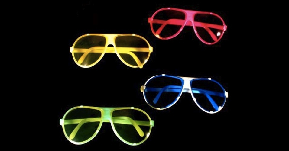 Imagem de óculos coloridos para divertir os convidados do casamento da Brilhos Fantasias - Divulgação/Brilhos Fantasias
