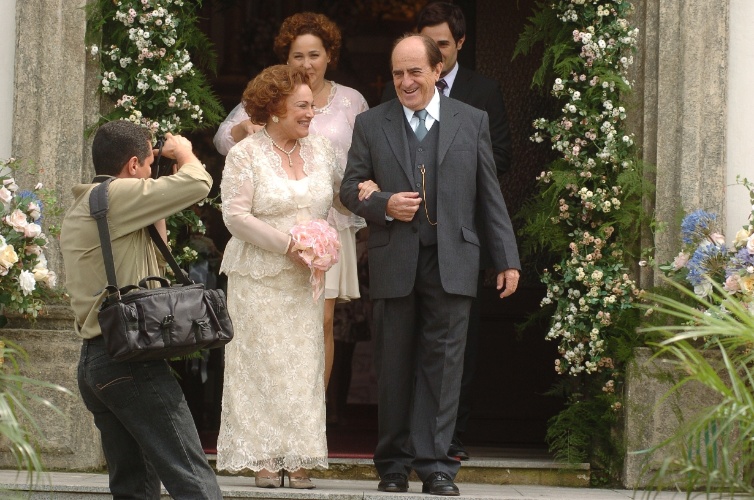 Na novela "Sete Pecados" (2007), o casal interpretado por Nicette Bruno e Ary Fontoura se apaixonou na adolescência, mas só conseguiram se casar depois de muitos anos. Na ocasião, a noiva vestiu um elegante vestido de renda com casaco leve de mangas longas no mesmo tecido marfim
