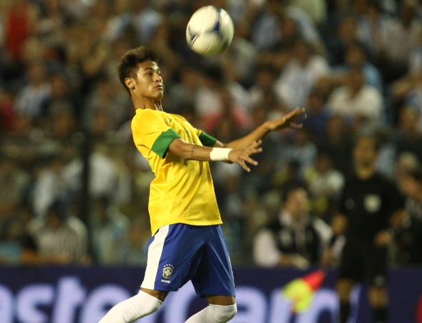 Neymar domina bola no peito durante Superclássico contra a Argentina nesta quarta-feira 