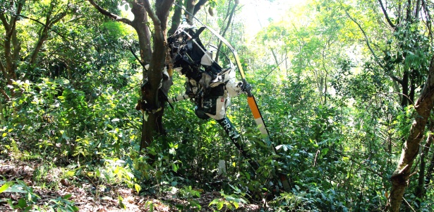 Helicóptero que caiu na Serra da Grota Funda, na zona oeste do Rio de Janeiro, e deixou dois mortos - Marcelo Piu / Agência O Globo