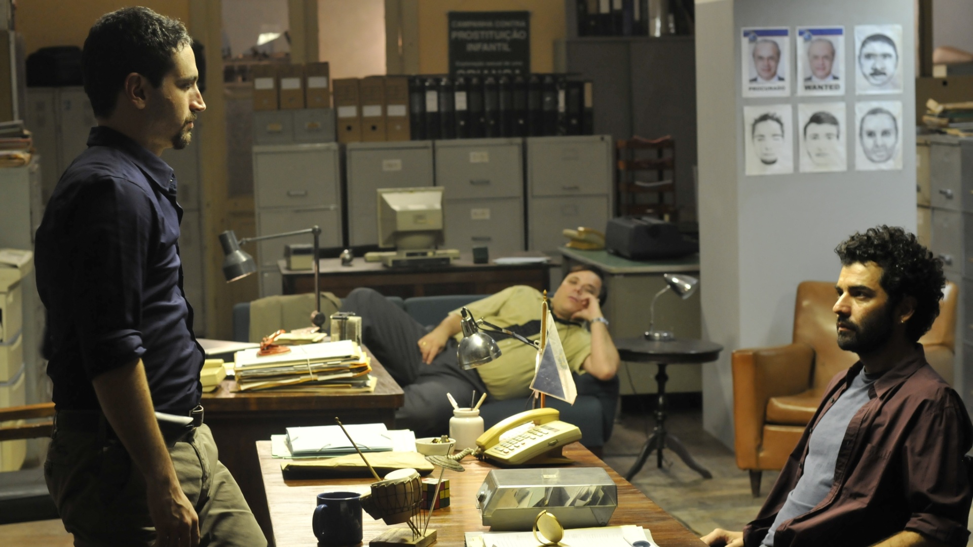 Tensão entre personagens interpretados por Caco Ciocler (à esquerda) e Gustavo Machado (à direita) marcam a trama de "Disparos", filme de Juliana Reis - Divulgação