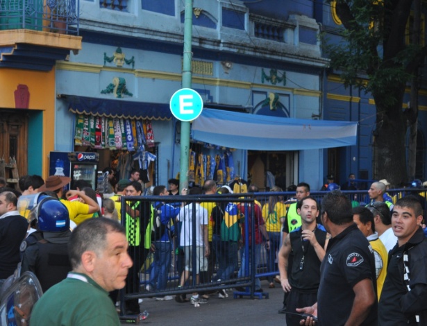 Torcedores brasileiros erram portão e precisam se deslocar até espaço no estádio 