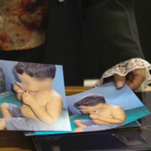 Durante o julgamento, em 2012, a juíza Marixa Fabiane mostrou fotos do filho de Eliza Samudio, Bruninho - Washington Alves/UOL