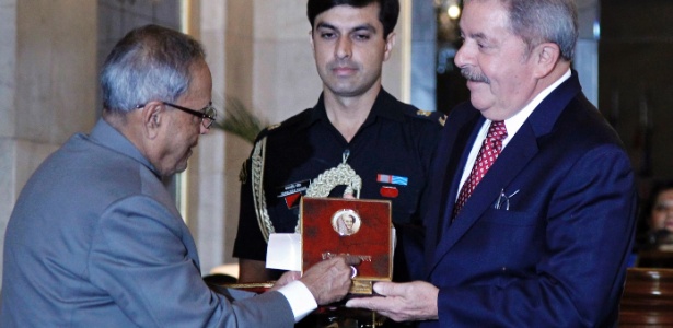O presidente indiano, Pranab Mukherjee, entrega prêmio ao ex-presidente Luiz Inácio Lula da Silva - B Mathur/Reuters